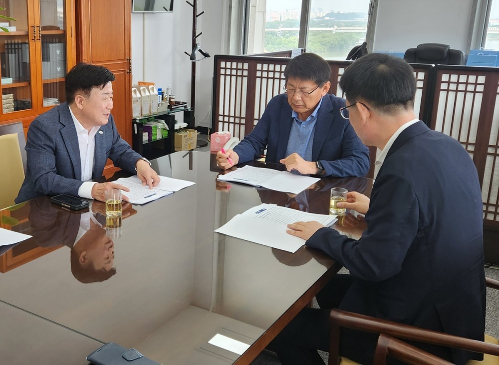 ▲국회를 찾은 정기명 여수시장. 가운데 서삼석 예산결산특별위원장