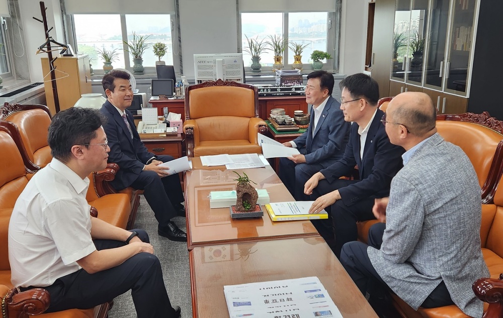 ▲ 왼쪽 첫 번째 박정 환경노동위원장