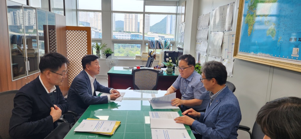 ▲정기명 여수시장이 기획재정부를 찾아 행정국방예산심의관, 국토교통예산과장 등 주요 부서장을 만나 예산 확보를 위한 활동을 이어갔다.