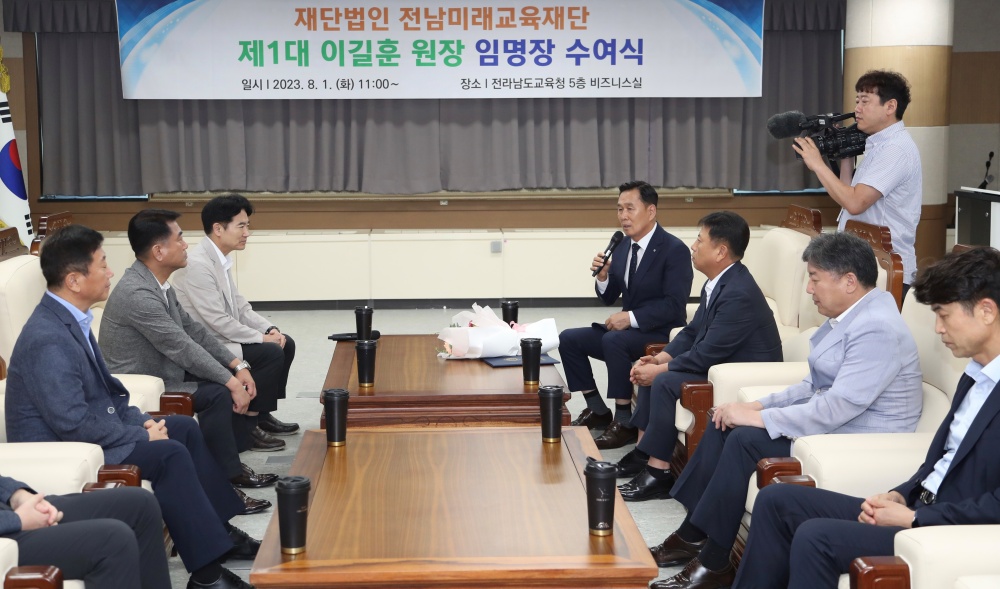 ▲ 임명장 수여식이 끝나고 대화를 나누고 있다.