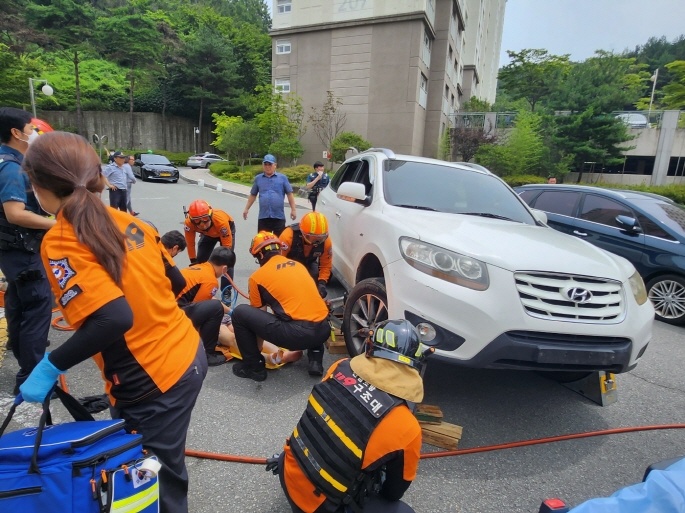 ▲ 차량에 깔린 시민을 구조하는 구급대