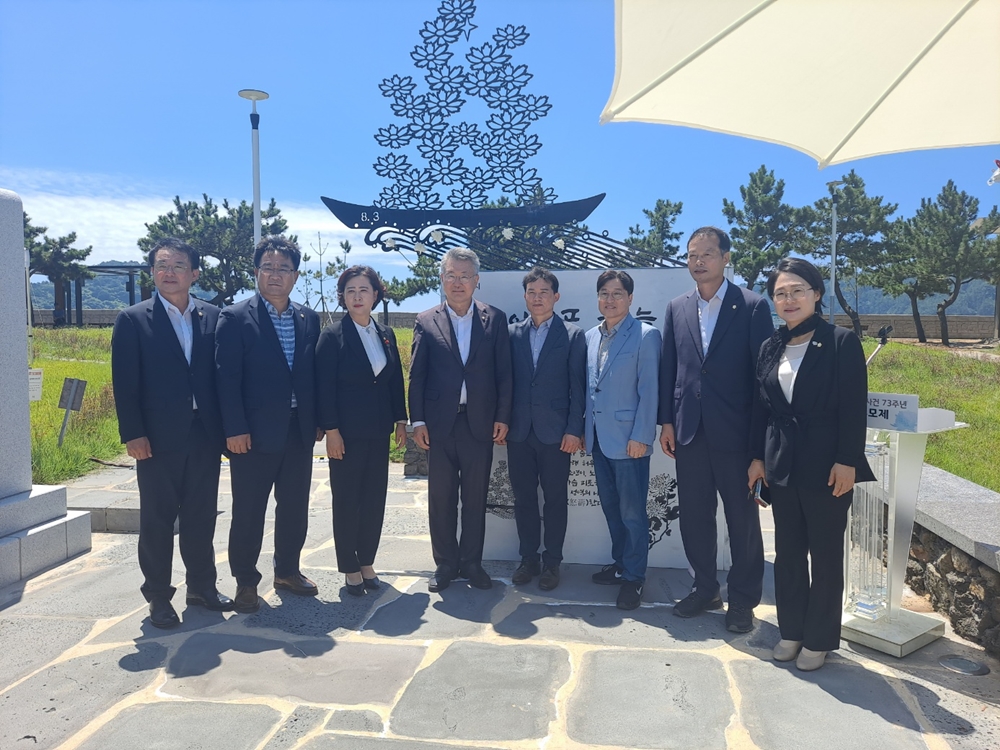 ▲남면 이야포.두룩여 미군폭격사건 73주년 민간인 희생자 추모제 참여자 단체사진 ⓒ조찬현