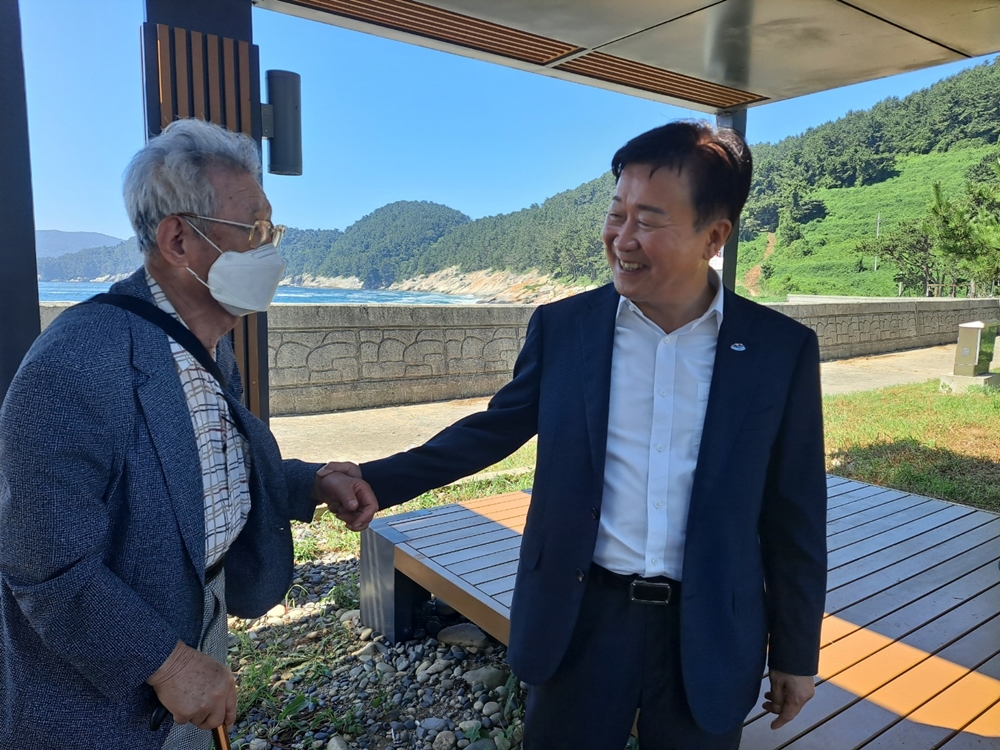 ▲ 정기명 여수시장이 이야포 미군폭격사건 생존자인 이춘혁 어르신과 이야기를 나누고 있다.  ⓒ조찬현