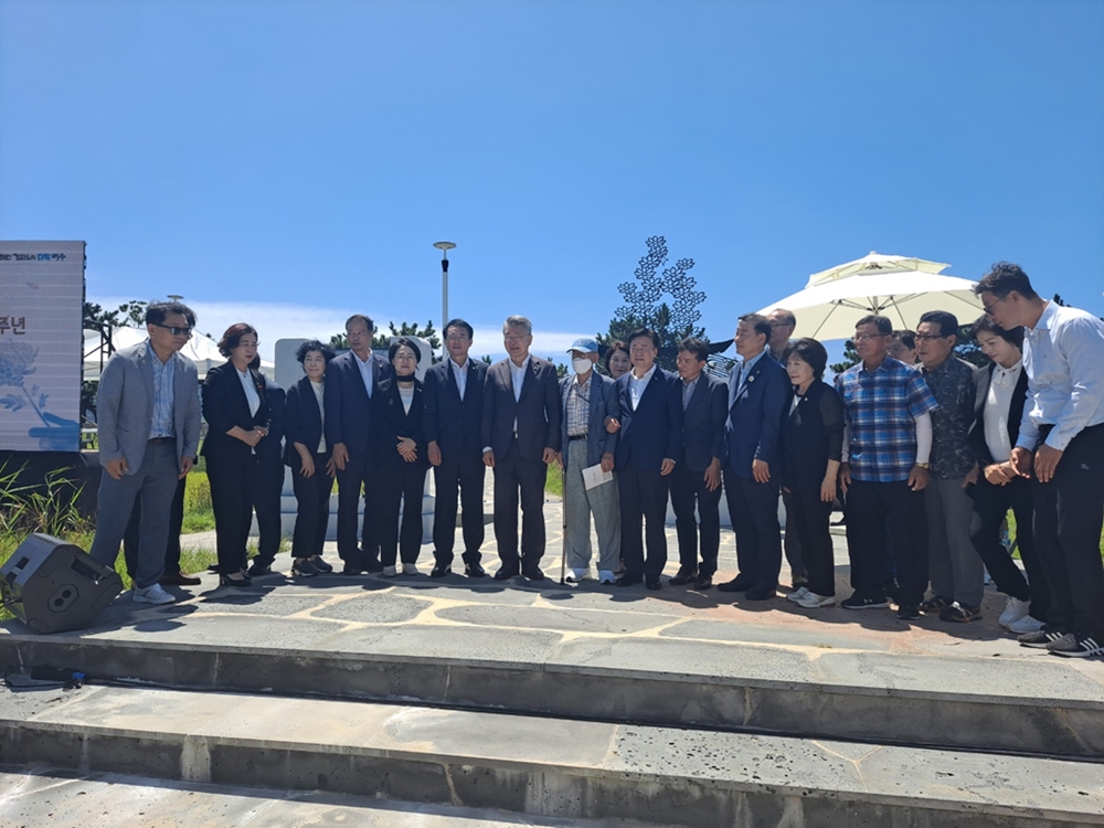 ▲남면 이야포,두룩여 미군폭격사건 73주년 민간인 희생자 추모제 참여자 단체사진 ⓒ조찬현