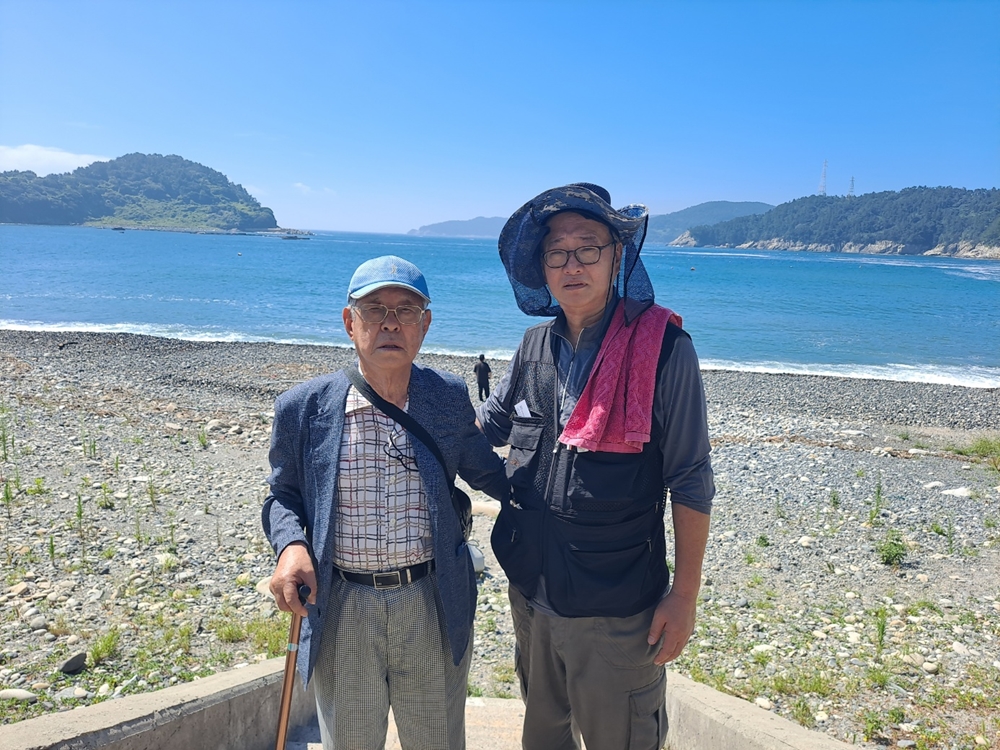 ▲생존자 이춘혁 어르신과 소설 여수역, 두 소년을 집필한 양영제 소설가 ⓒ조찬현