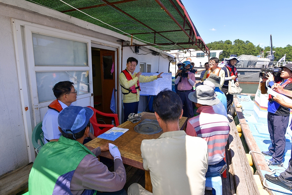 ▲ 정기명 시장이 남면 화태리 주민들과 대화를 나누고 있다.