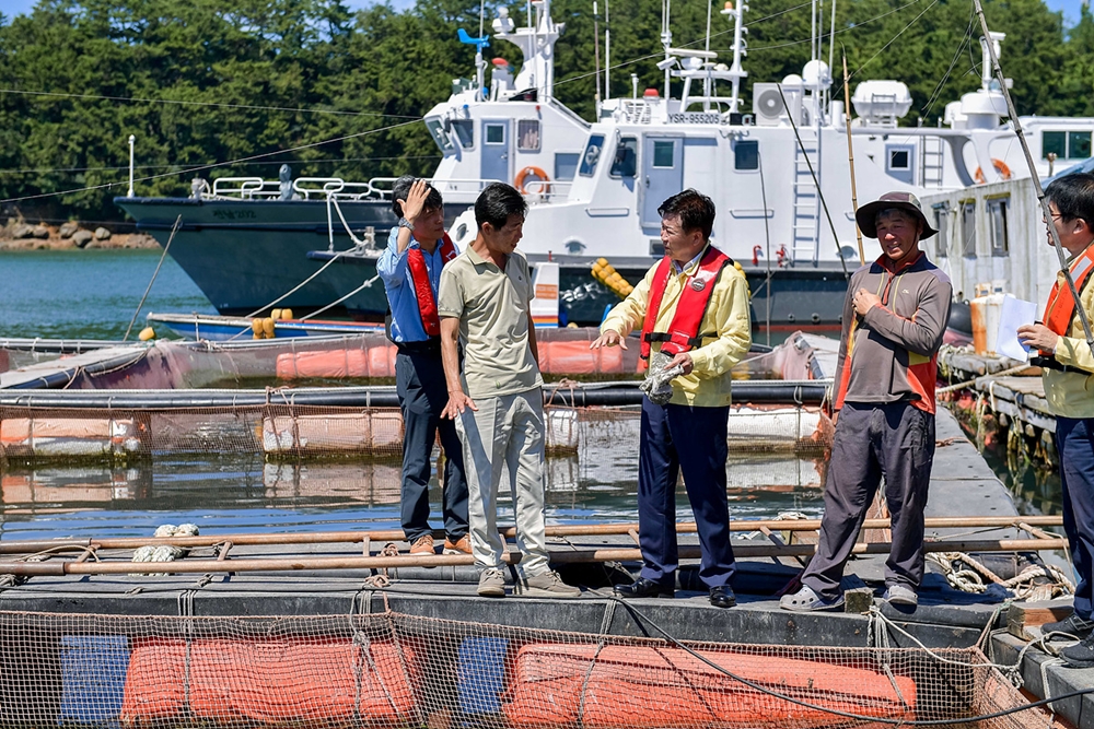 ▲정기명 시장이 독정해역을 찾아 양식장을 둘러보고 있다