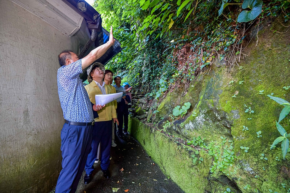 ▲ 집중호우 피해 입은 남면 서고지를 찾은 정기명 시장