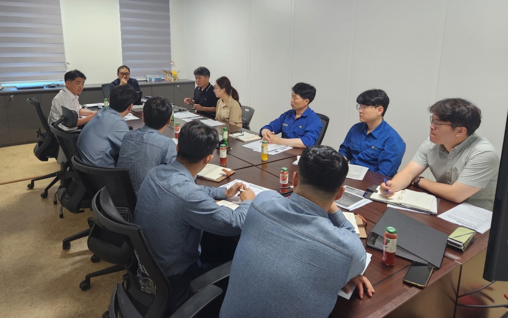 ▲ 방제 대책의 논의 중인 해경과 관계자