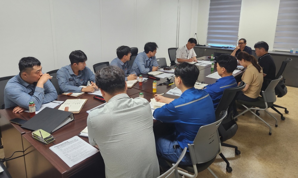 ▲ 방제 대책의 논의 중인 해경과 관계자