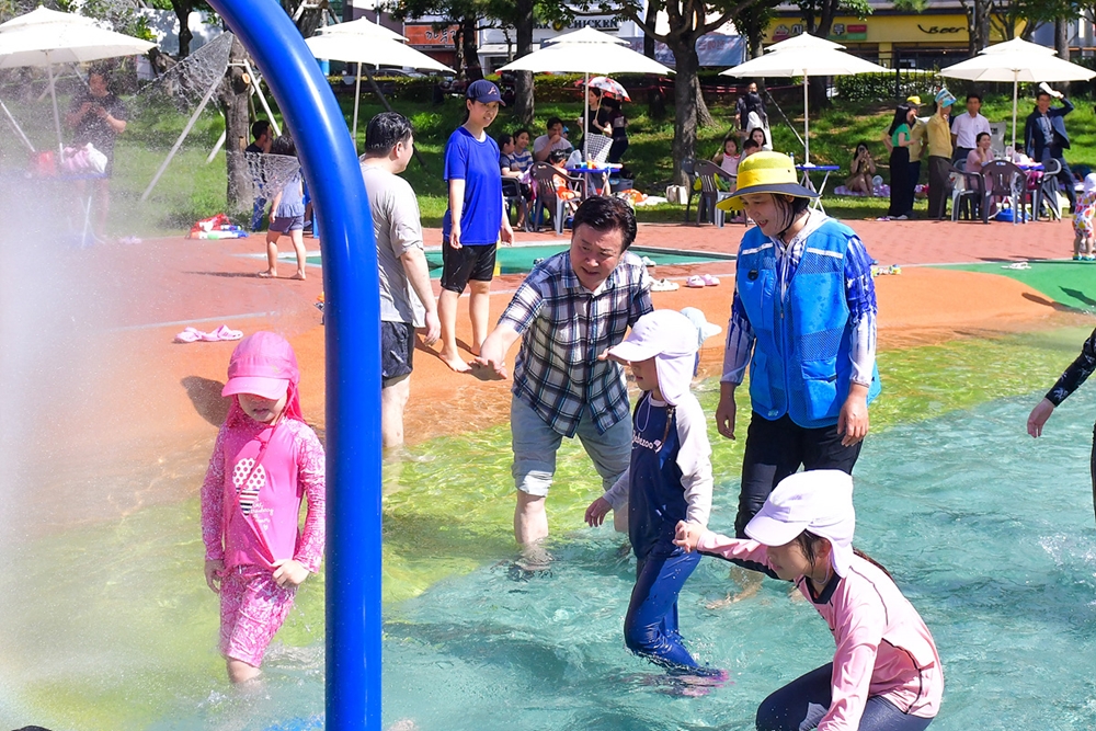 ▲ 어린이 물놀이장과 무더위쉼터를 방문한 정기명 여수시장