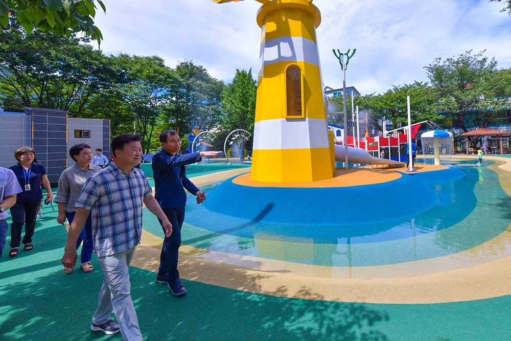 ▲어린이 물놀이장과 무더위쉼터를 방문한 정기명 여수시장