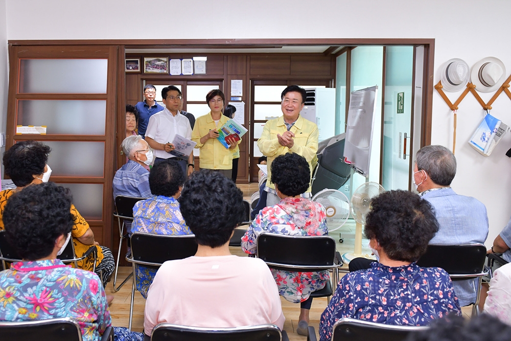 ▲ 두암경로당 어르신들을 찾아 어르신 건강상태를 살핀 정기명 시장