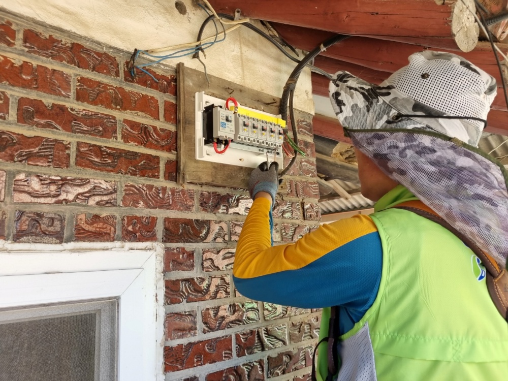 ▲ 주택관리공단 광주전남지사 사회공헌활동팀 전기단자함 교체 작업