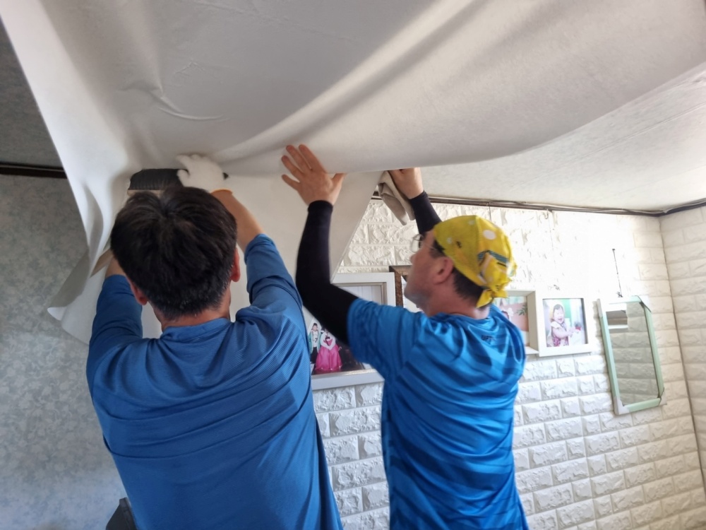 ▲ 주택관리공단 광주전남지사 사회공헌활동팀 전기단자함교체 작업중.