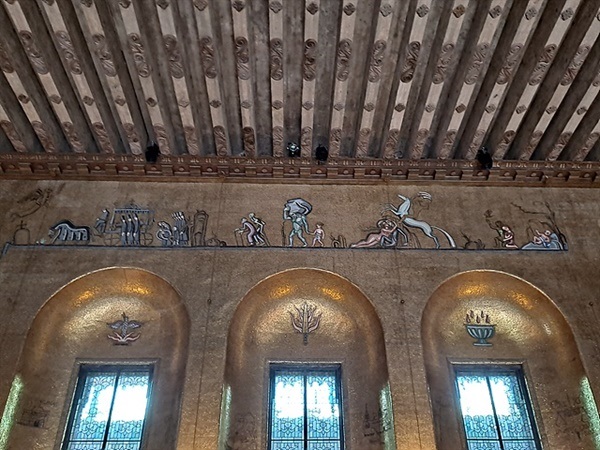 ▲ 매년 12월 노벨상 시상식이 열리는 스톡홀름 시청사 벽에는 독특한 그림이 조각되어 있다. 자세히 들여다보면 "요람에서 무덤까지"라는 복지국가를 대표하는 그림이다.ⓒ 오문수