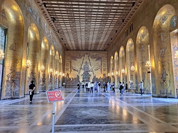 ▲ 세계에서 가장 아름다운 시청 건물로 손꼽히는 스톡홀름 시청사 내부 모습. 1800만개 이상의 금박 모자이크로 장식된 골든홀 모습이다.ⓒ 오문수