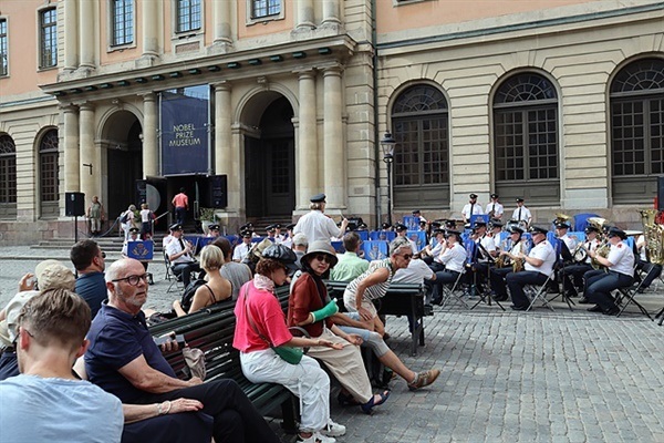 ▲스웨덴 왕궁 군악대가 연주하는 모습을 구경하는 관광객들ⓒ 오문수