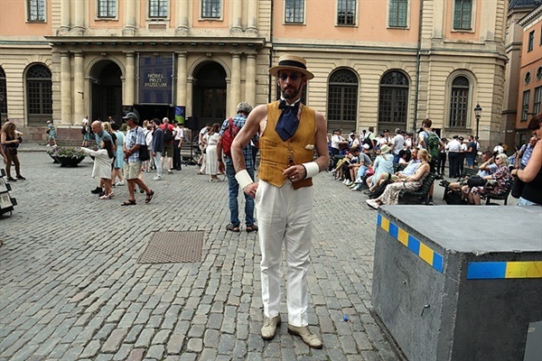 ▲   왕궁앞 광장에서 군악대 연주를 구경하는 스웨덴 연극인의 모습이 이채롭다.ⓒ 오문수