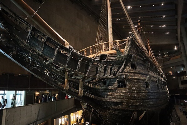 ▲1628년 스톡홀름 항구를 출발한 바사호는 수백미터도 항해하지 못하고 돌풍에 휘말려 바닷속에 수장되고 말았다. 1961년에 인양되어 바사호 전시관에서 관광객을 맞이하고 있다. 바사호는 전 세계에서 가장 잘 보존된 17세기 선박으로 수백개의 화려한 조각이 장식되어 있으며 원형의 98%가 보존되어 있다.ⓒ 오문수
