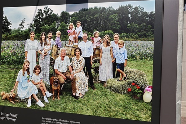 ▲ 스웨덴 왕궁 앞에 전시된 스웨덴 왕실 식구들 사진. 칼 구스타프 16세는 왕위계승권이 박탈될 위험에도 불구하고 의회 반대를 무릅쓰고 통역사와 결혼했고 왕위계승 1순위인 빅토리아 왕세녀도 자신의 헬스트레이너와 결혼했다. 서민들과 함께하려는 스웨덴 왕가의 모습이 오늘의 스웨덴을 말해준다.ⓒ 오문수