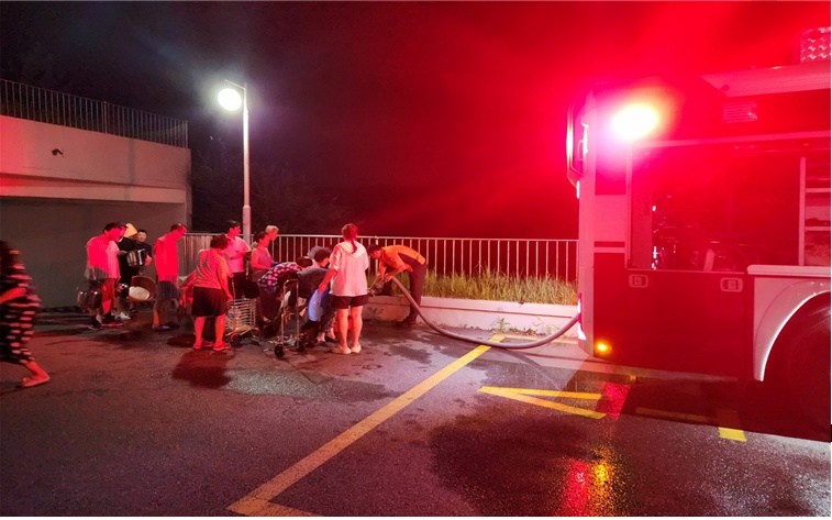 ▲둔덕동 여도아파트 주민들이 급수설비에서 물을 받아가고 있다.