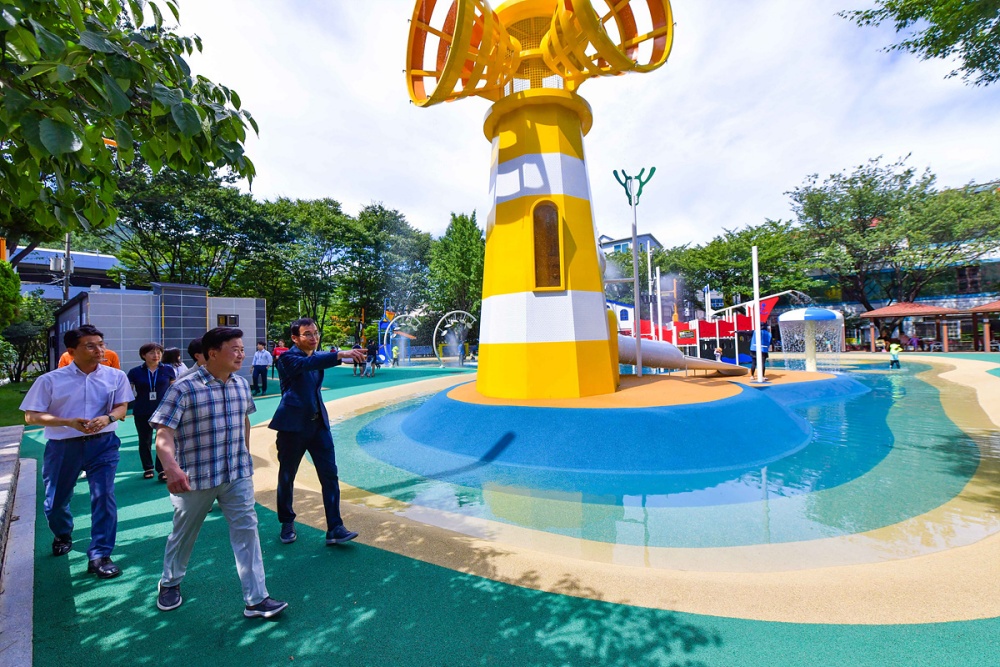 ▲여문공원 어린이물놀이터에서 정기명 여수시장이 시설을 점검하고 있다. 