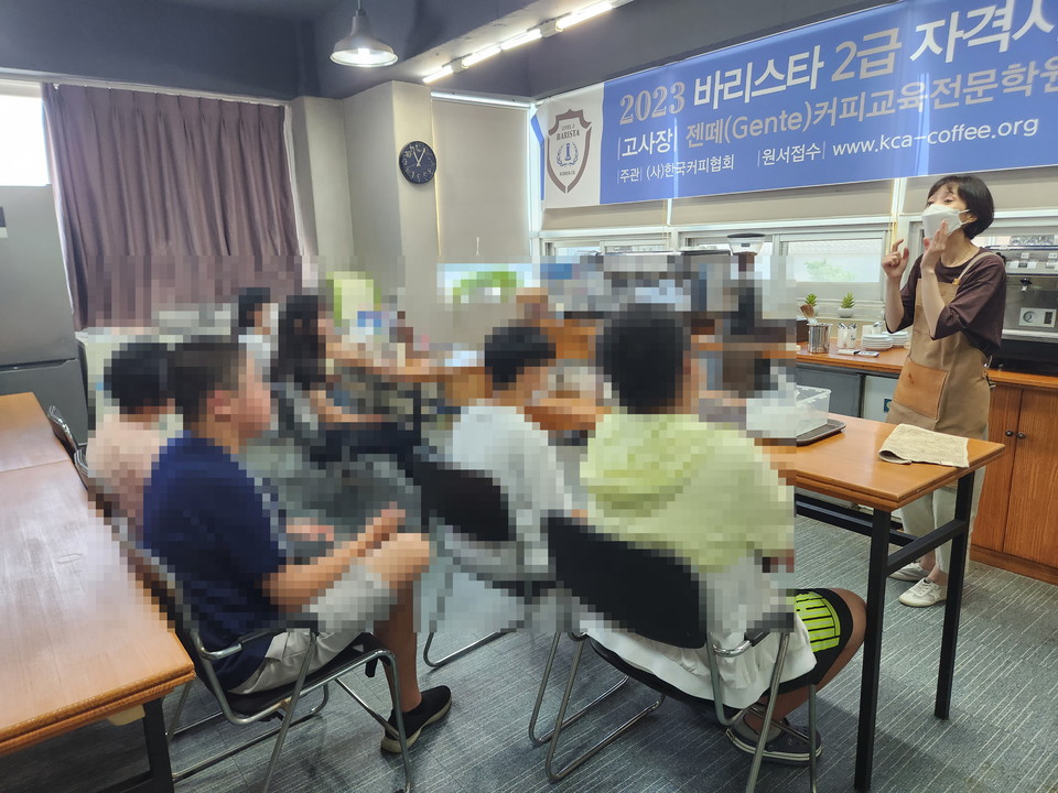 ▲여양중학교, 화양중학교 학생들이 바리스타 진로체험 교육을 받고 있다. ⓒ쌍봉복지관