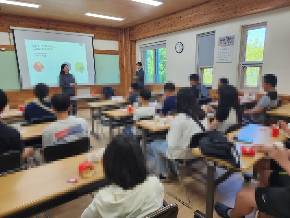 ▲롯데케미칼첨단소재사업 관계자가 회사소개 및 일의 특성과 중요성을 학생들에게 설명하고 있다. ⓒ쌍봉복지관