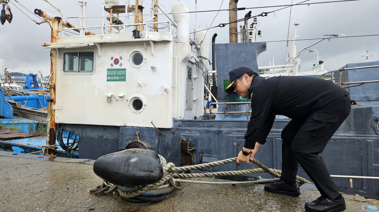 ▲ 고민관 서장이 강풍 대비 어선들의 계류 상태를 점검하고 있다