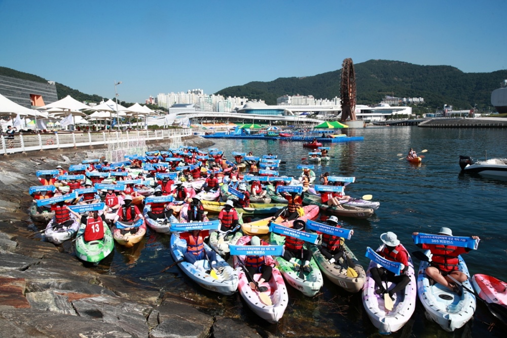 ▲ 2026 여수세계섬박람회 성공개최 기원 해상 퍼레이드를 펼치고 있다.