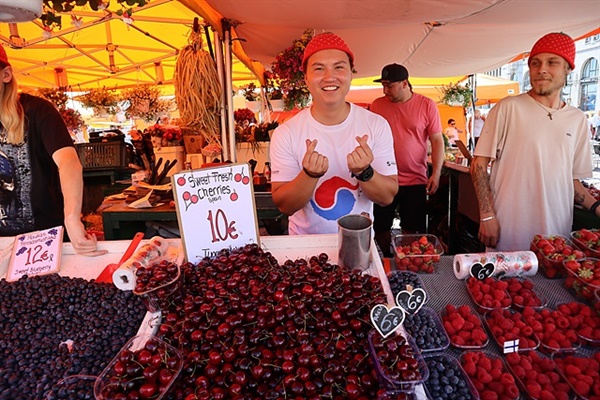 ▲ 마켓 광장에서 과일을 파는 '윤모'씨. 1994년 미국으로 유학간 어머니가 핀란드 출신 아버지를 만나 핀란드에서 태어났다고 한다. 한국말을 유창하게 하는 그가 준 복분자 맛은 일품이었다. ⓒ 오문수 