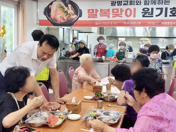 ▲ 송하진 시의원이 어르신들의 안부를 확인하고 있다.