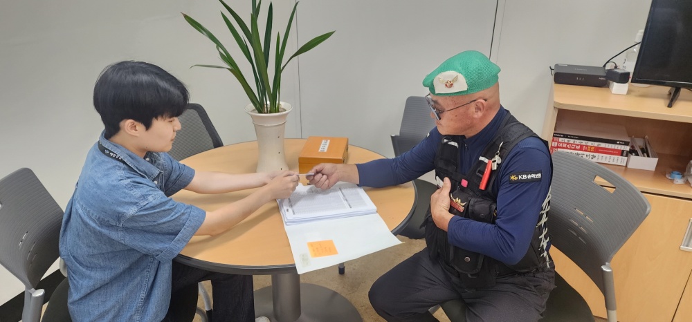 ▲ 동력수상레저기구 면허 관련 안내 중인 해양경찰 청년인턴