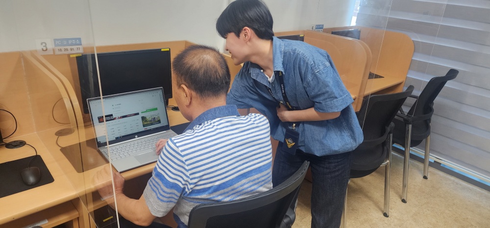 ▲ 동력수상레저기구 면허 관련 안내 중인 해양경찰 청년인턴