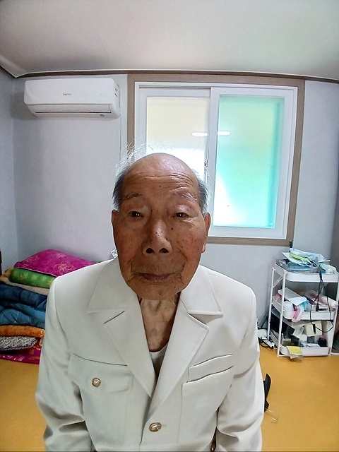 ▲ 올해 101세인 오경섭 옹은 한국현대사의 비극인 태평양전쟁, 여순사건, 6.25전쟁을 온몸으로 겪으며 청춘을 보냈다. 6.25전쟁 중 중공군이 쏜 총탄에 다리를 부상당하기도 한 그의 일생에 경의를 표했다ⓒ 오문수