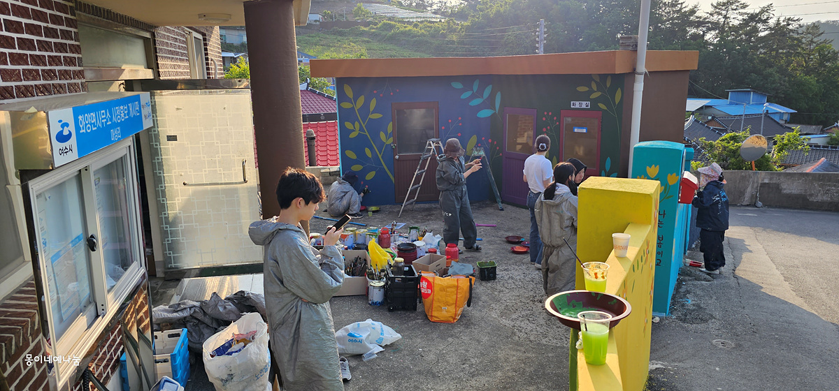 ▲ 자원봉사자 벽화그리기 활동