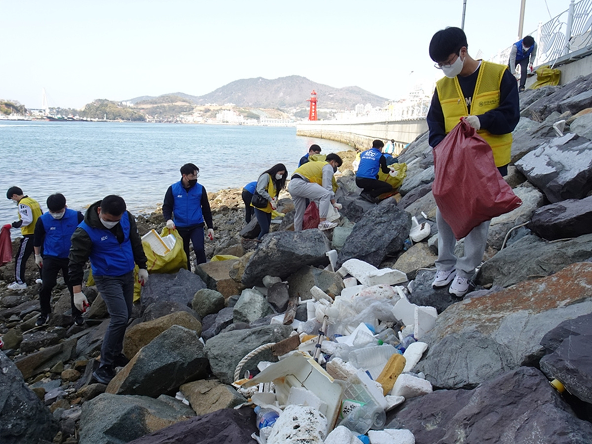 ▲자원봉사자 해안가 정화활동