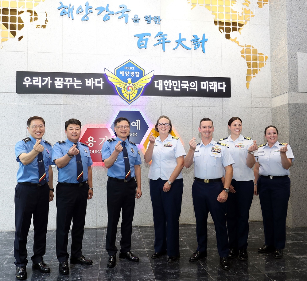 ▲ 여성수 해양경찰교육원장이 방문한 먼로함 방문단과 기념촬영하고 있다(가운데 오른쪽 여성수 원장,  왼쪽 룰라 다이셔 함장)