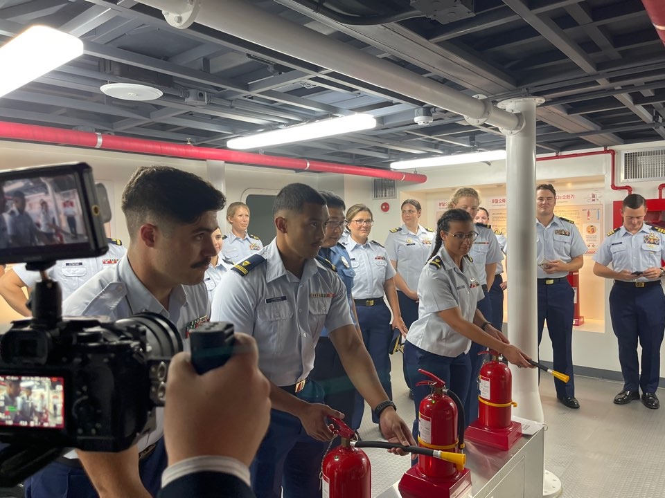 ▲먼로함 승조원들이 재난대응실습장에서 소화훈련을 실시하고 있다.