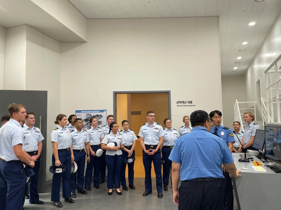 ▲ 먼로함 승조원들이 재난대응실습장에서 안전교육을 받고 있다.