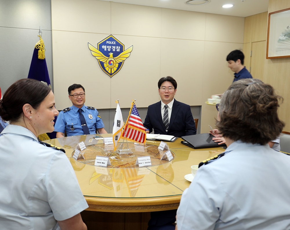 ▲ 여성수 해양경찰교육원장이 룰라 다이셔 먼로함 함장 및 방문단과 환담하고 있다.