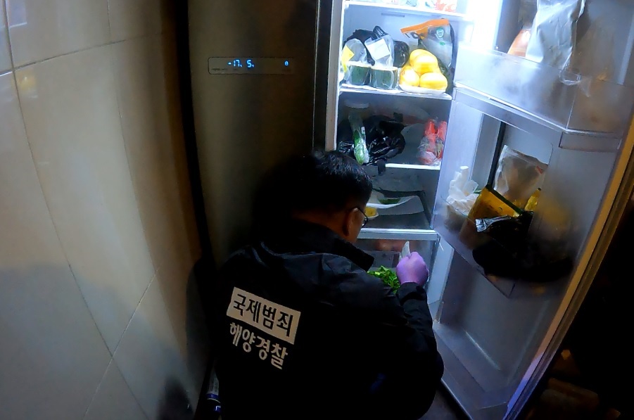 ▲ 노래방을 수색하는 해양경찰.