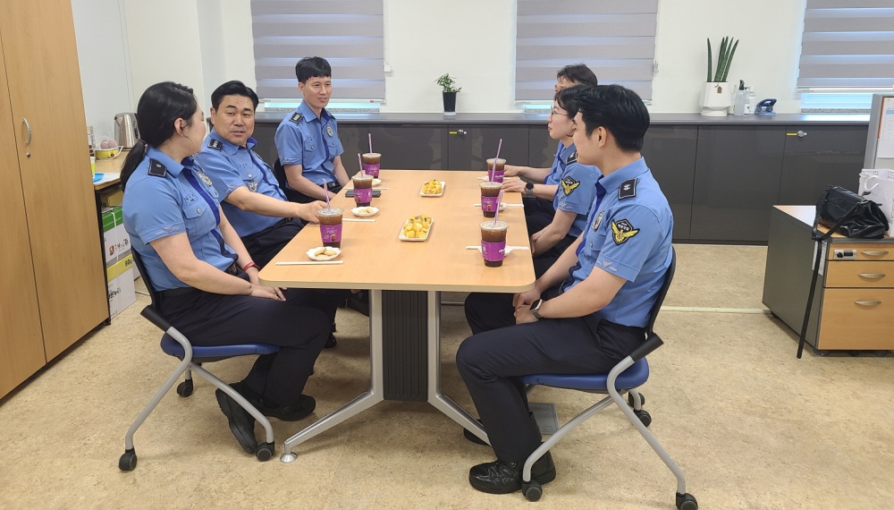 ▲ 고민관 서장이 직원들과 즐거운 이야기를 나누며 소통을 하고 있다