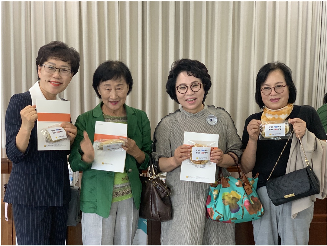 ▲'생각은 청렴하게, 행동은 공정하게' 청렴표어가 적힌 빵 포장지를 들고 있다. 