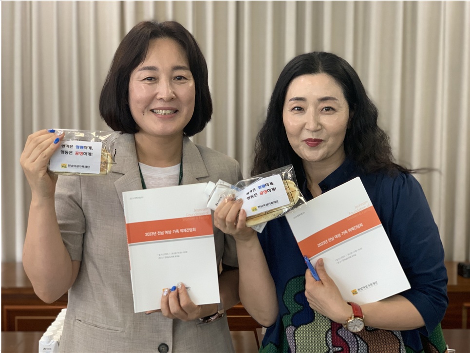 ▲ '생각은 청렴하게, 행동은 공정하게' 청렴표어가 적힌 빵 포장지를 들고 있다. 