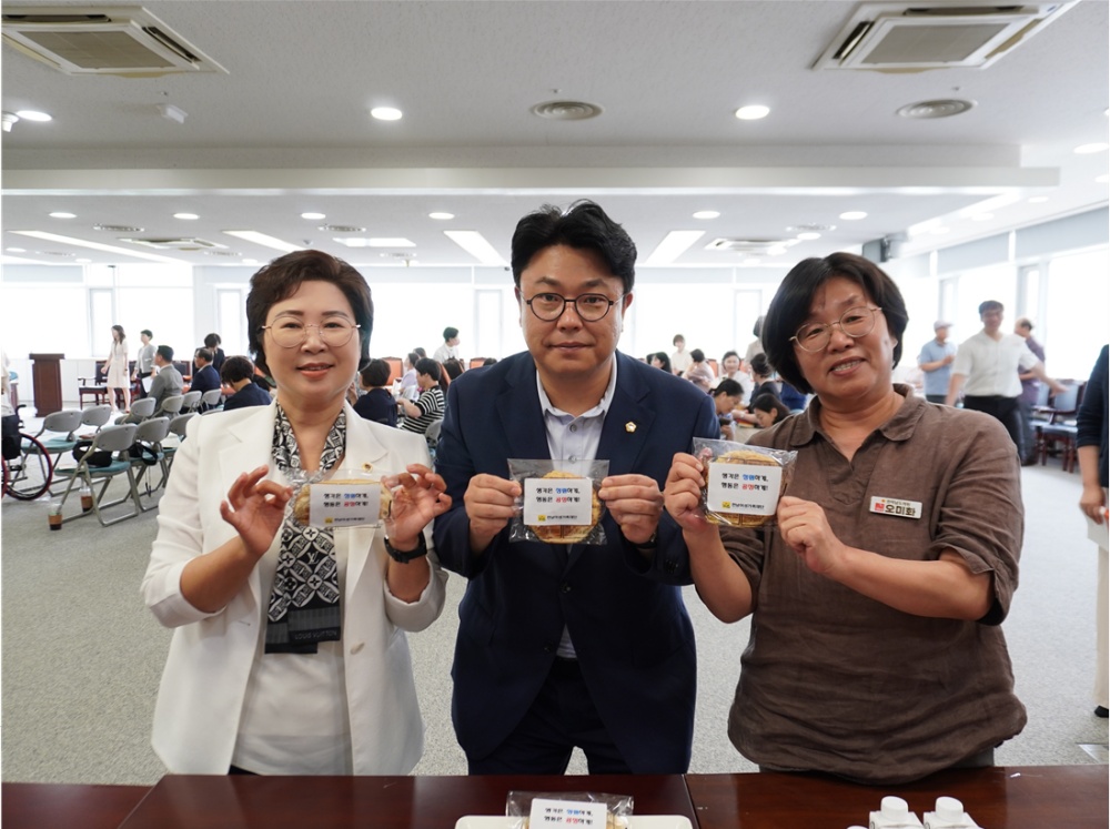 ▲ '생각은 청렴하게, 행동은 공정하게' 청렴표어가 적힌 빵 포장지를 들고 있다. 