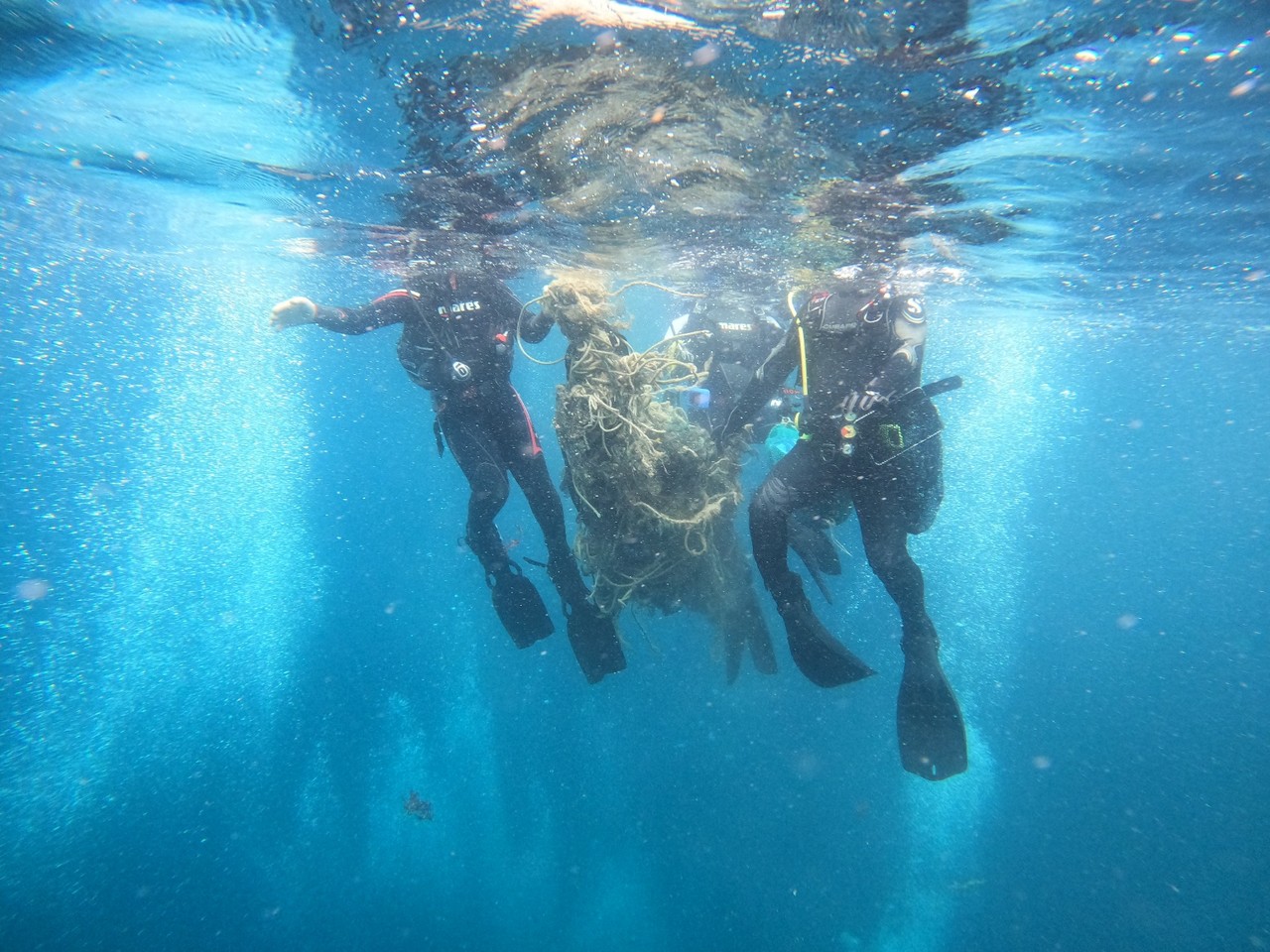 ▲ 잠수부가 해양쓰레기를 수거하고 있다.