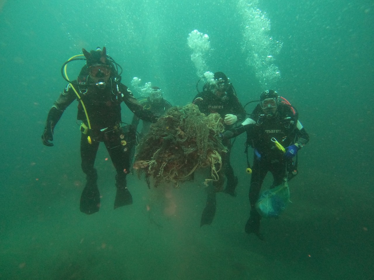 ▲ 잠수부가 버려진 해양쓰레기를 수거하고 있다.