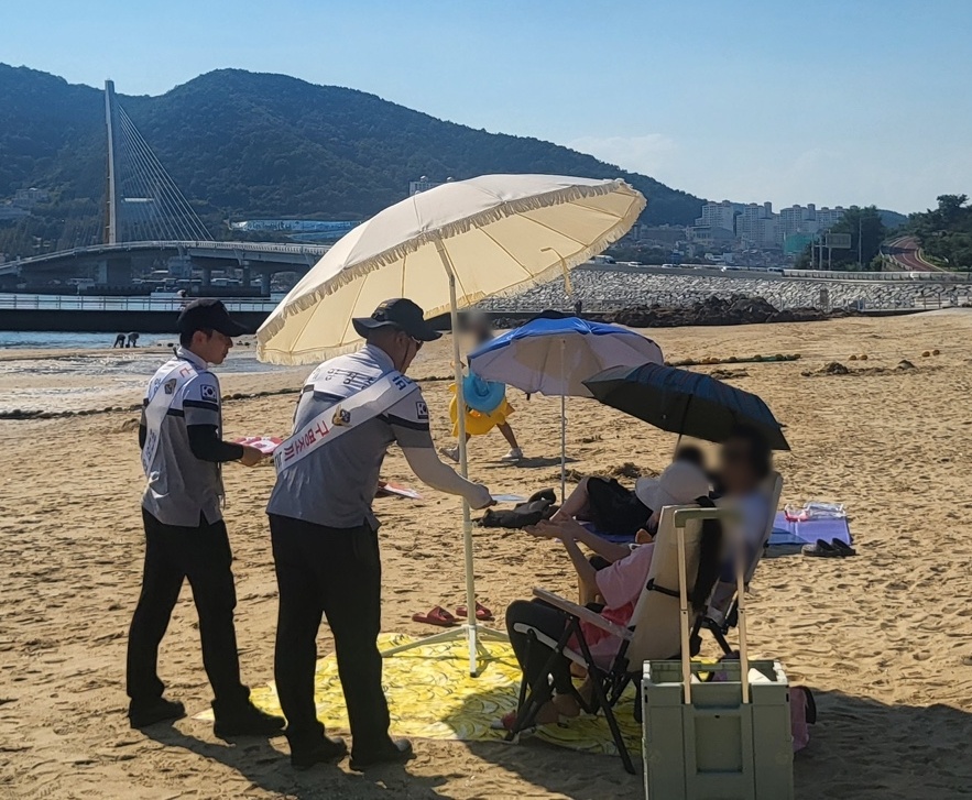 ▲ 웅천친수해수욕장에서 구명조끼 입기 캠페인을 진행하고 있다.